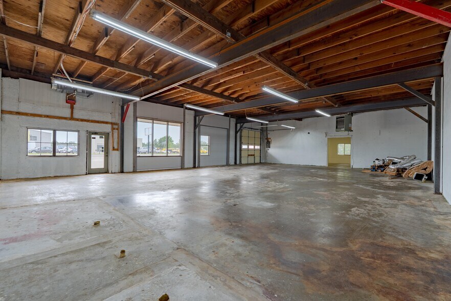 More Photos Of 422 State Highway 42, Osage Beach Storefront For Lease