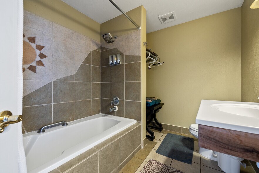 More Photos Of 603 N River St, Hot Springs Hotel For Sale