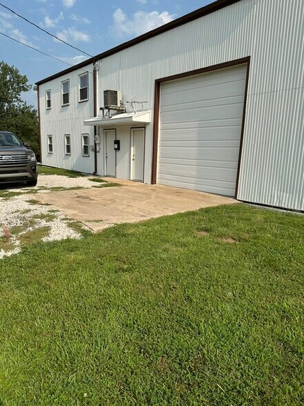 More Photos Of 215 N Village Ter, Tonganoxie Warehouse For Lease