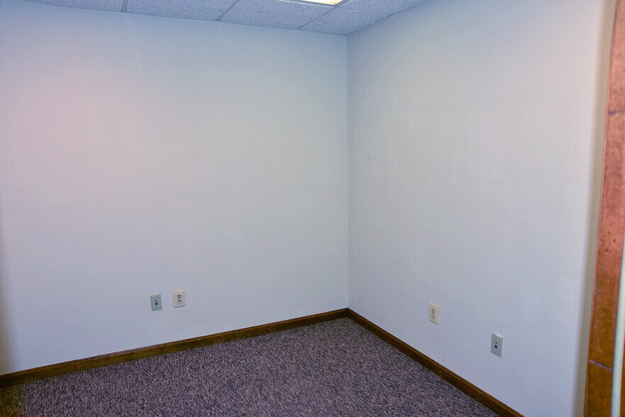 More Photos Of 9107 Industry Dr, Manassas Park Warehouse For Lease