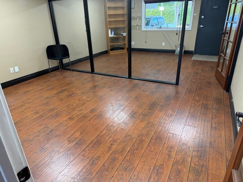 More Photos Of 23291 Ventura Blvd, Woodland Hills Loft Creative Space For Lease
