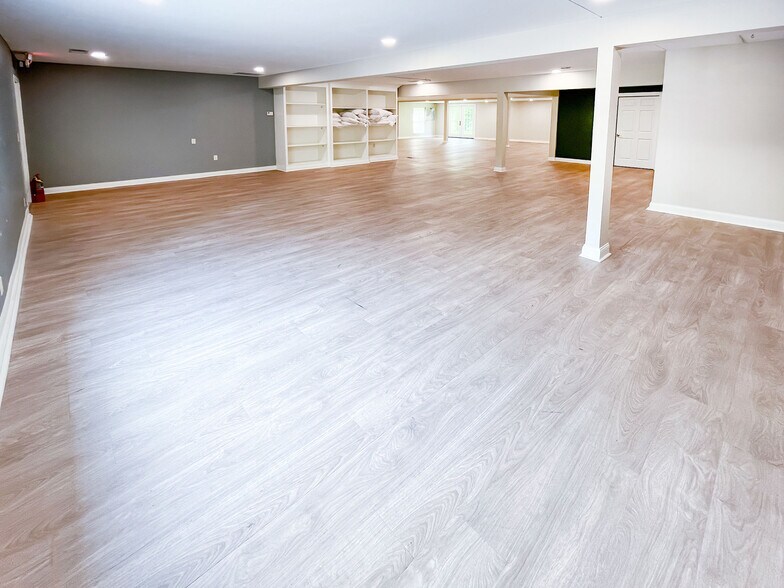 More Photos Of 10388 In-662 W, Newburgh Freestanding For Sale