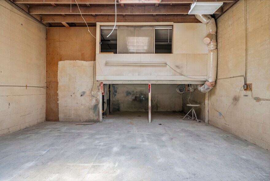 More Photos Of 14222-14226 Aetna St, Van Nuys Warehouse For Lease