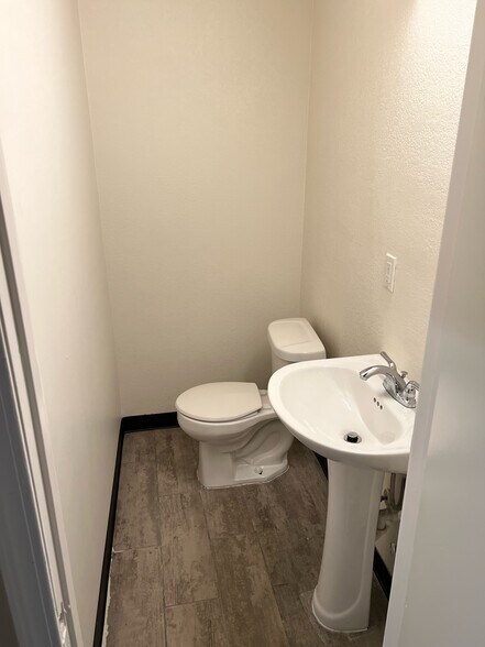 More Photos Of 13095 San Fernando Rd, Sylmar Flex For Lease