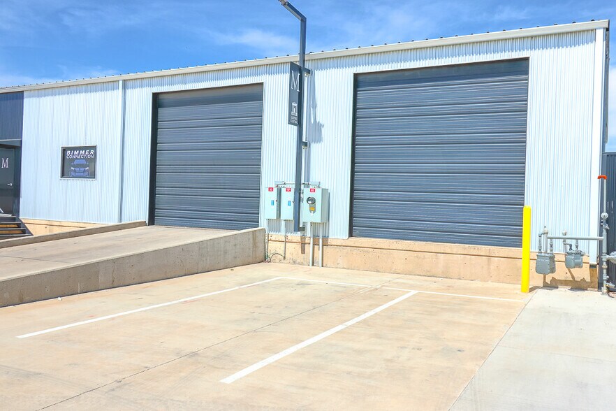 More Photos Of 1835 Empire Central Dr, Dallas Warehouse For Lease