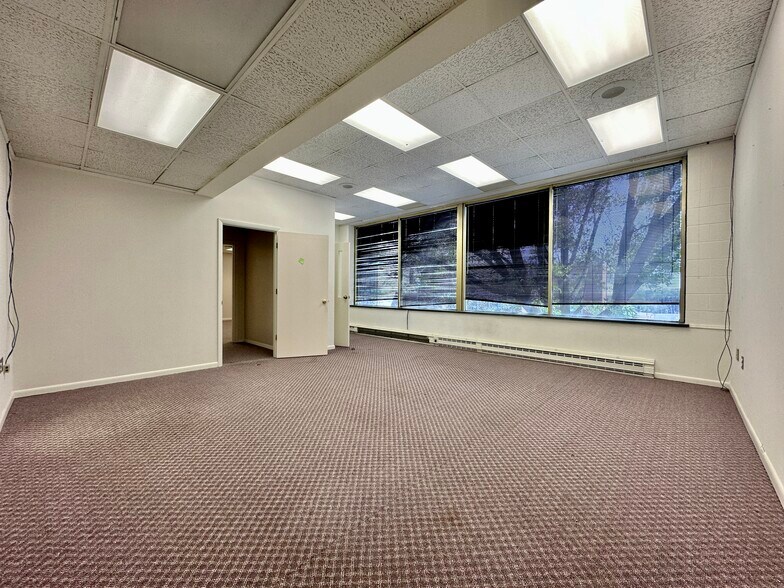 More Photos Of 8 Lester St, Martinsville General Retail For Sale