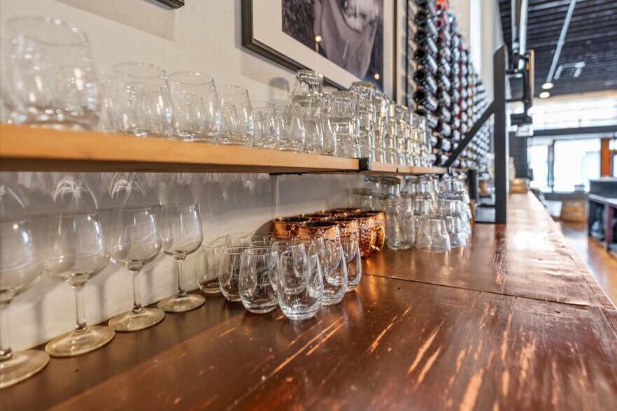 More Photos Of 415 S Thompson Ave, Excelsior Springs Bar For Sale