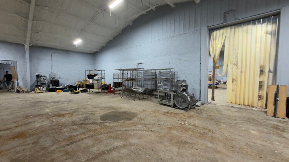 More Photos Of 2800 Delano St, Pensacola Warehouse For Lease