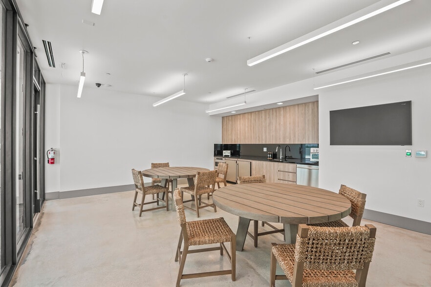 More Photos Of 1895 Tyler St, Hollywood Office For Lease