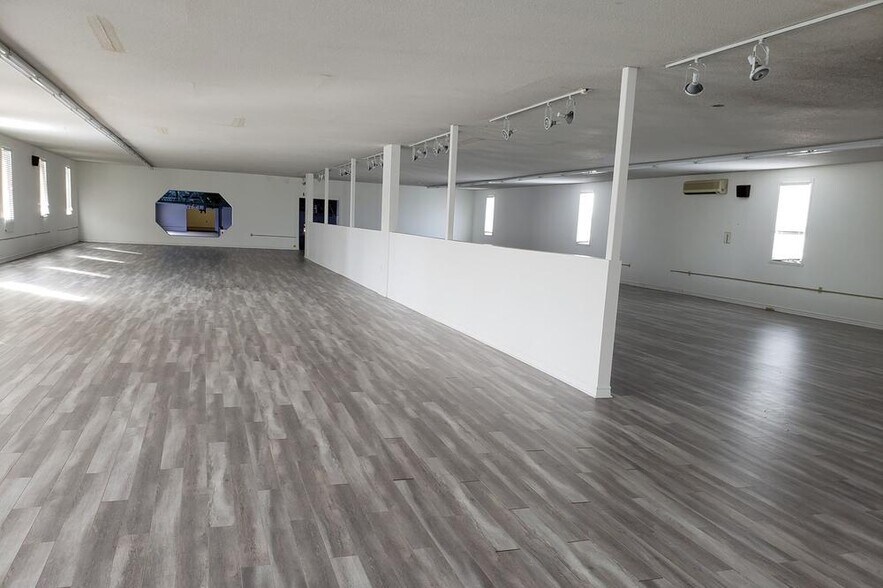 More Photos Of 126 Rue Jacques-Cartier N, St-Jean Storefront For Sale