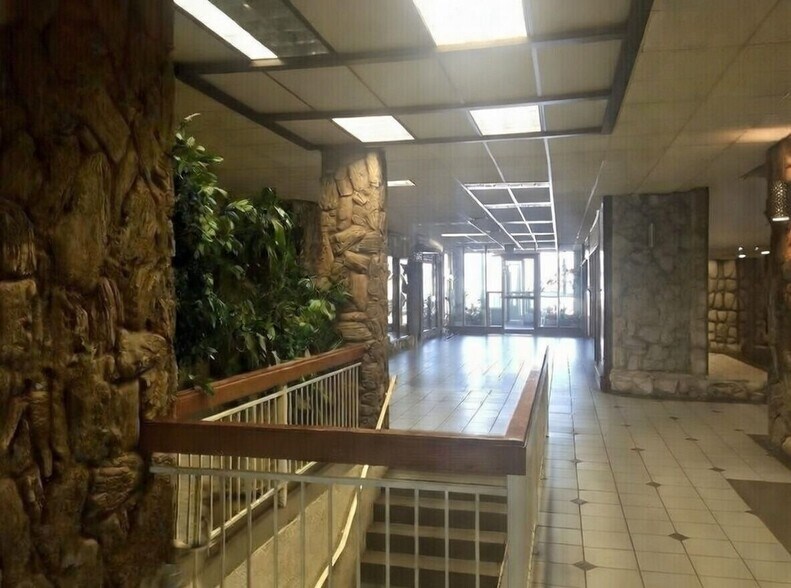 More Photos Of 330 W Gray St, Norman Unknown For Lease