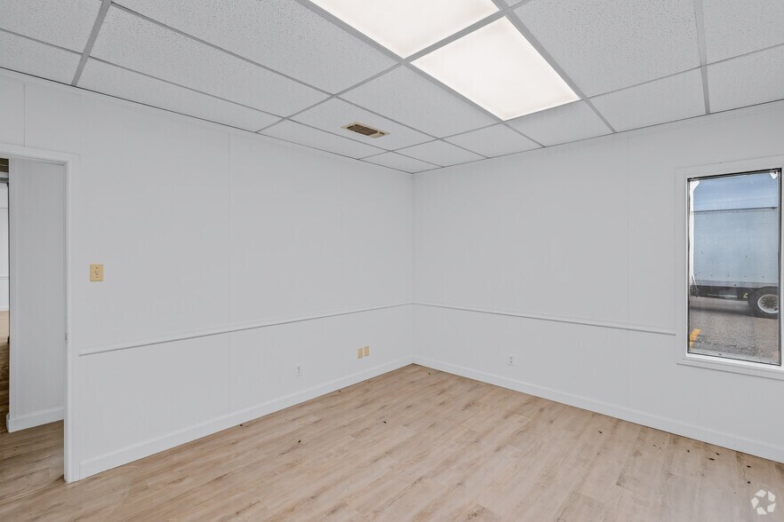 More Photos Of 9727-9733 South Fwy, Fort Worth Warehouse For Lease