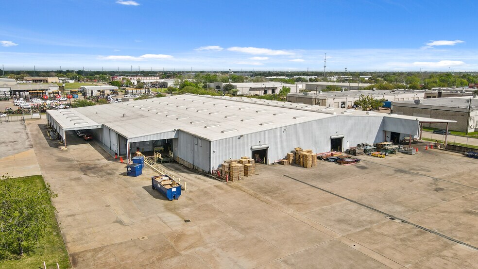 More Photos Of 5800 Surrey Square St, Houston Distribution For Lease