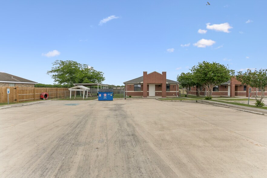 More Photos Of 1020 Guadalupe St, Lockhart Office For Sale