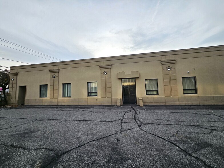 More Photos Of 166 E Jericho Tpke, Mineola Office For Lease