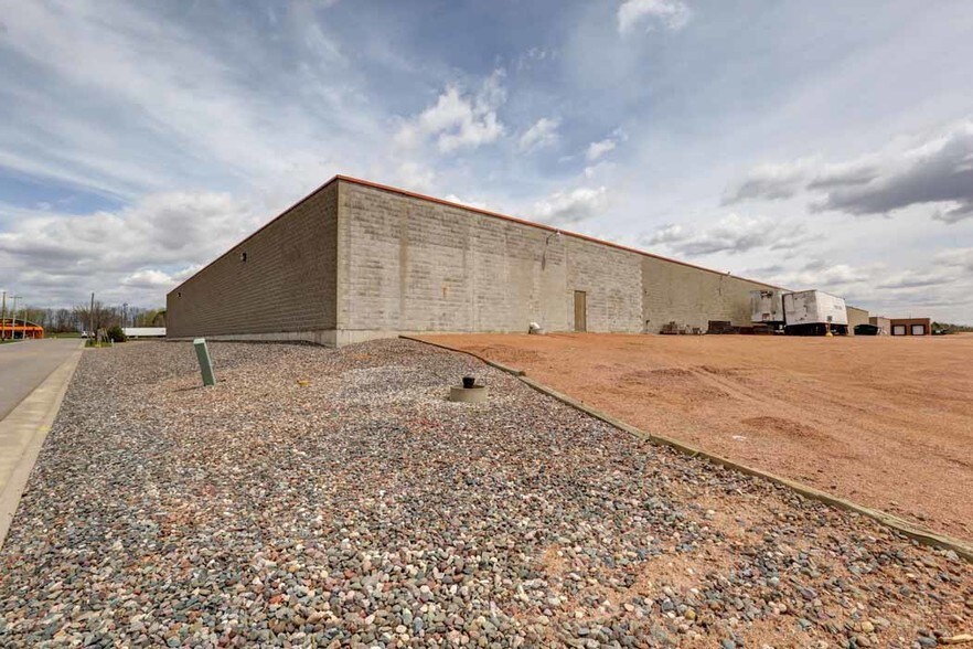 More Photos Of 1011-1013 E Spruce St, Abbotsford Storefront Retail Office For Lease