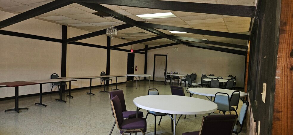 More Photos Of 302 W Colonial Trail Hwy, Blackstone Freestanding For Lease