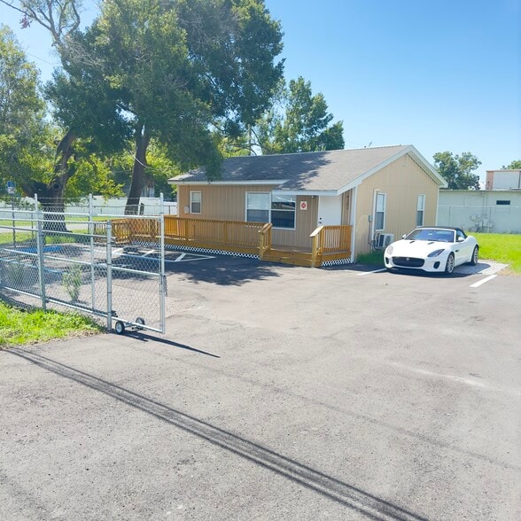 Primary Photo Of 4102 W Crest Ave, Tampa Service For Lease