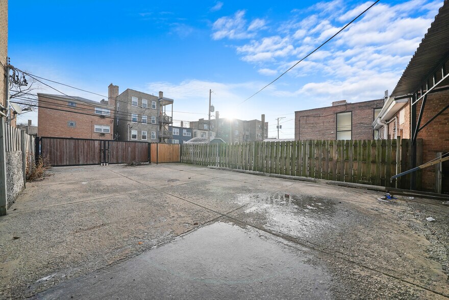 More Photos Of 6051 N California Ave, Chicago Auto Repair For Sale