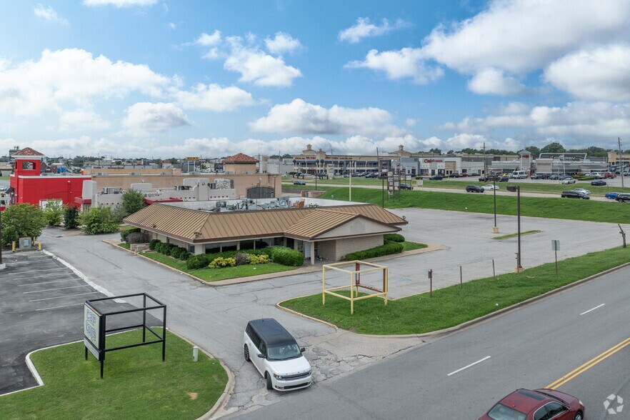 More Photos Of 8104 E 68th St, Tulsa Restaurant For Lease