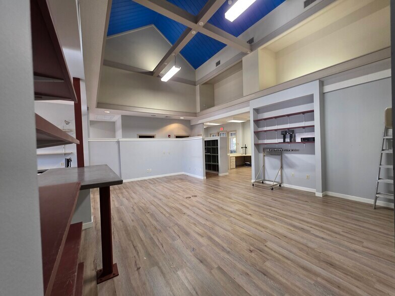 More Photos Of 14 Westbury Park, Bluffton Office For Sale