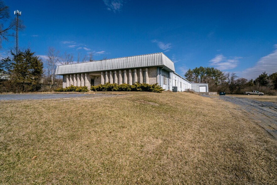 More Photos Of 52 Mid Valley, Verona Light Manufacturing For Sale