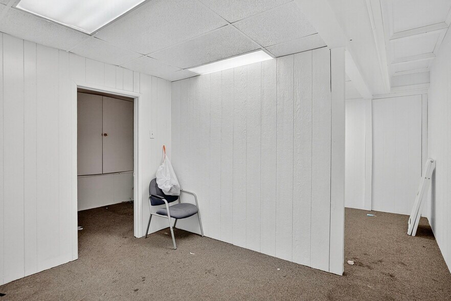 More Photos Of 2201 E 8th St, Odessa Office For Sale