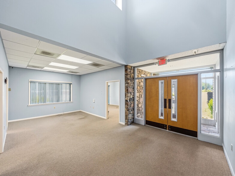 More Photos Of 675 Hendersonville Hwy, Pisgah Forest Office For Sale