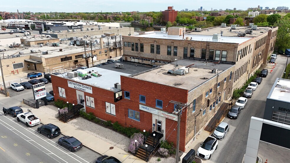 More Photos Of 2525 N Elston Ave, Chicago Showroom For Lease