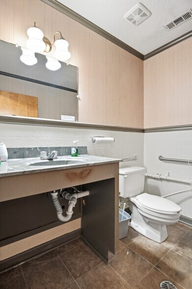 More Photos Of 411 Western Blvd, Jacksonville Office For Sale