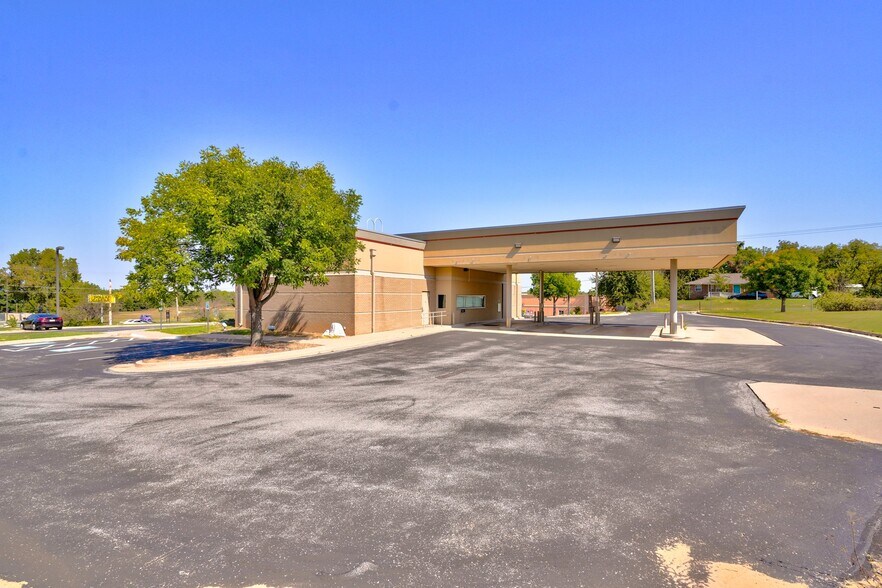 More Photos Of 14900 SE 29th St, Choctaw Bank For Lease