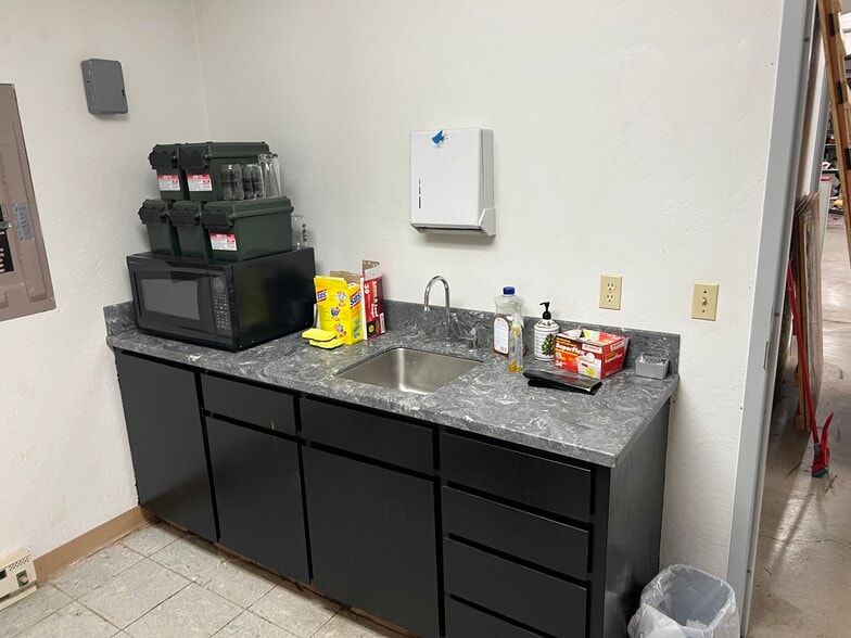 More Photos Of 960 Conger St, Eugene Warehouse For Lease