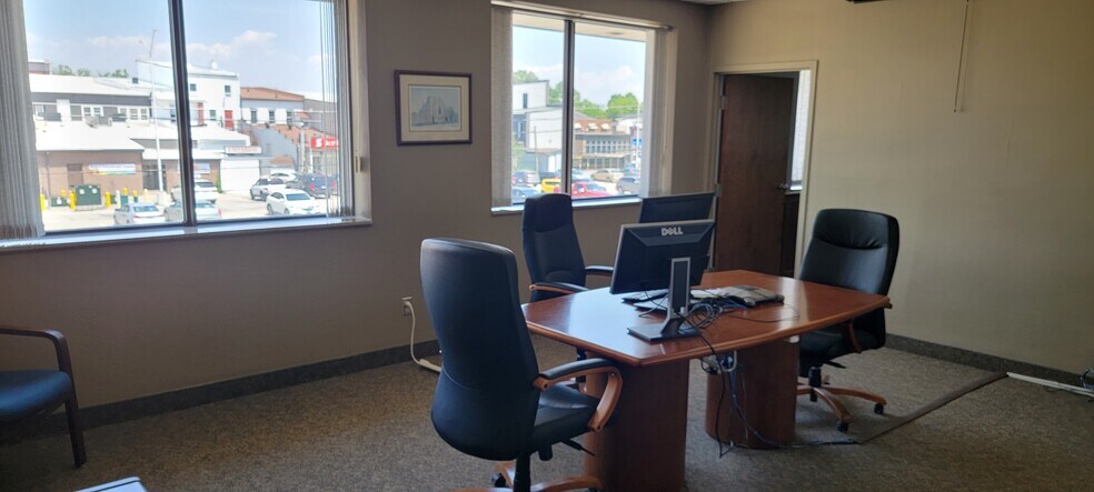 More Photos Of 18 Sydenham St E, Aylmer Office For Lease