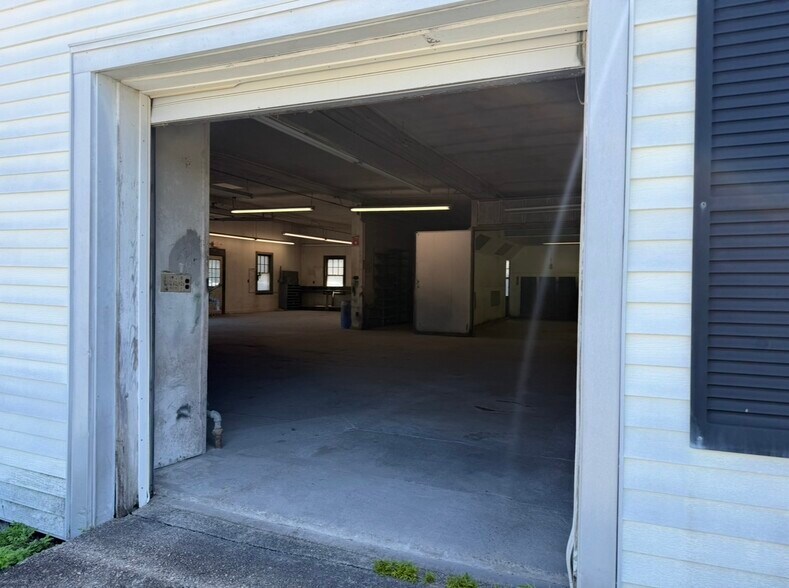 More Photos Of 32 Trolley Rd, Westbrook Auto Repair For Lease