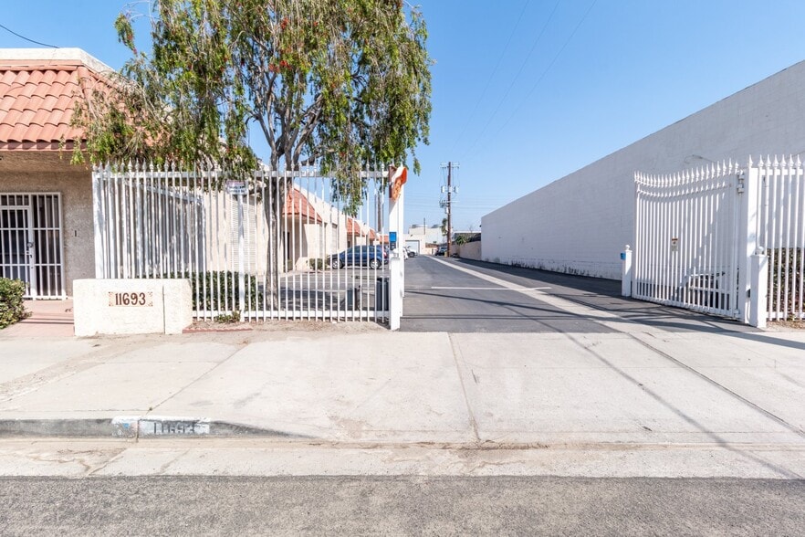 More Photos Of 11693 Sheldon St, Sun Valley Warehouse For Sale