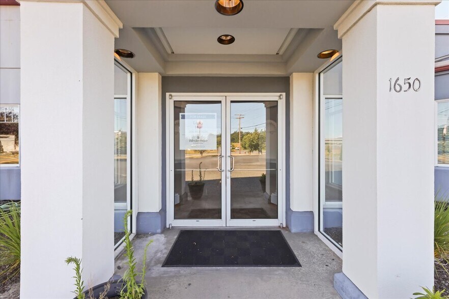 More Photos Of 1650 W Bakerview Rd, Bellingham Restaurant For Sale