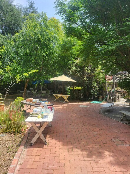 More Photos Of 18552 Erwin St, Tarzana Land For Lease