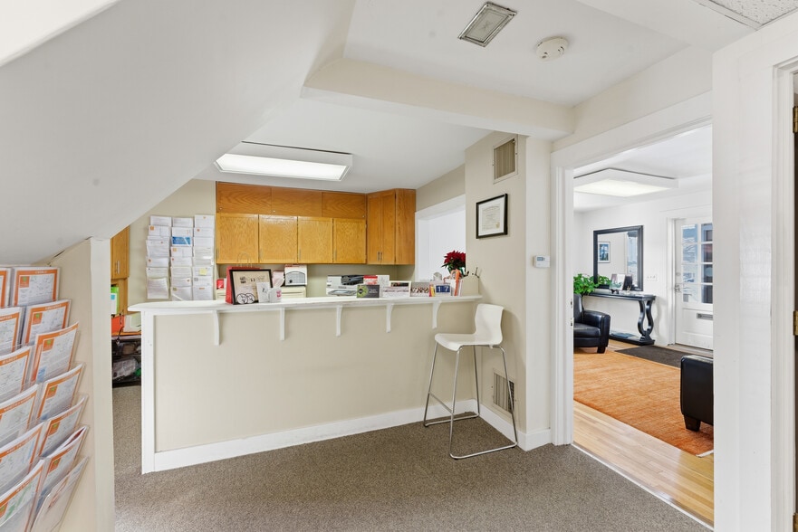 More Photos Of 190 University Dr, Amherst Office For Sale