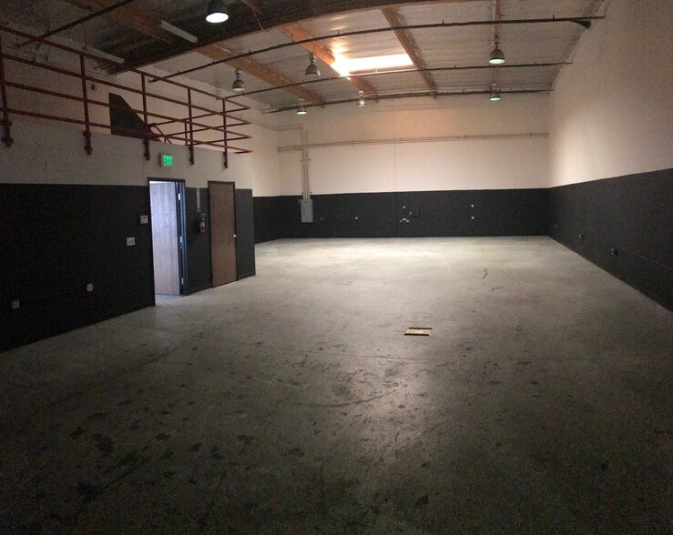 More Photos Of 41665 Eastman Dr, Murrieta Warehouse For Lease