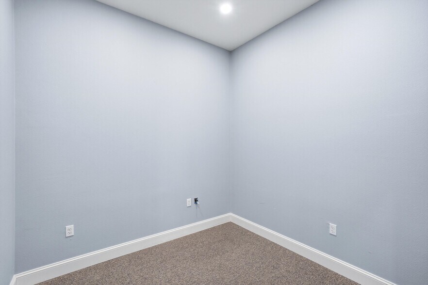 More Photos Of 1801 Franklin Ave, Waco Flex For Sale