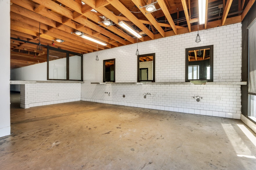 More Photos Of 428 Lincoln Blvd, Venice Freestanding For Sale