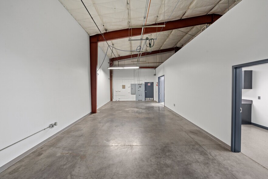 More Photos Of 13735 SW Galbreath Dr, Sherwood Warehouse For Lease