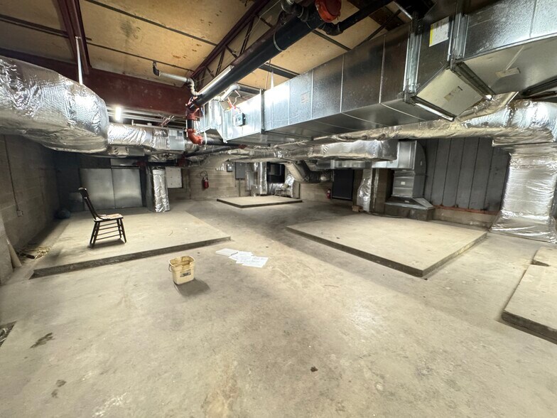 More Photos Of 40 E Simmons St, Galesburg Flex For Sale