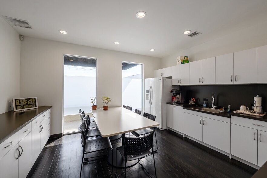 More Photos Of 2512 Wilshire Blvd, Santa Monica Storefront Retail Office For Lease