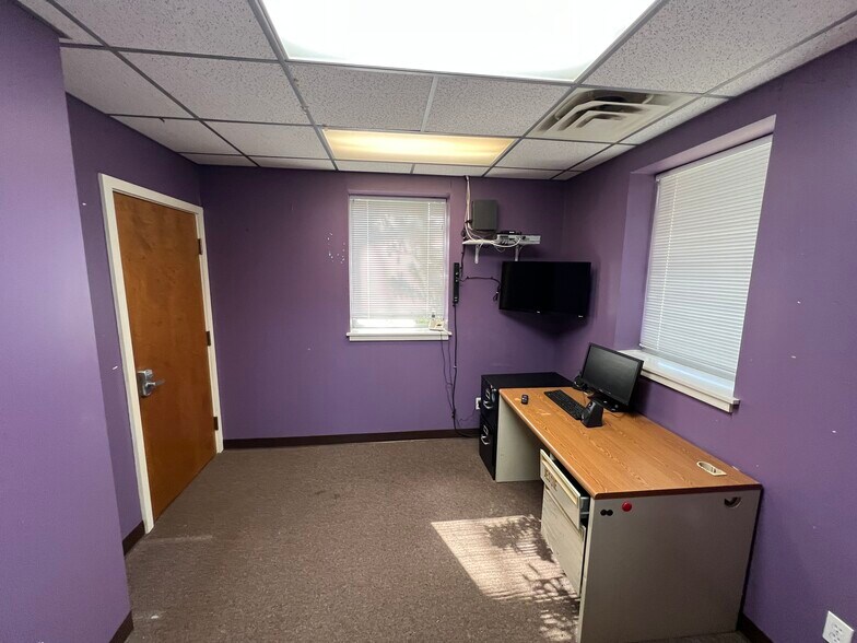 More Photos Of 204 N Alamo Blvd, Marshall Flex For Sale