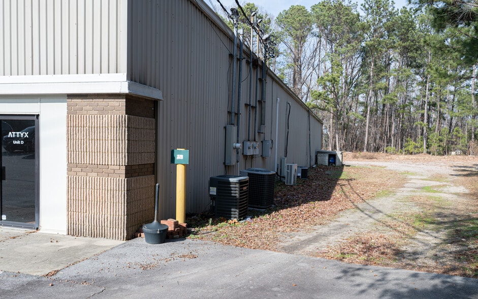 More Photos Of 151 Riverchase Way, Lexington Light Distribution For Lease