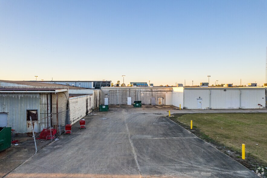 More Photos Of 1900-2020 Louisville Ave, Monroe General Retail For Lease