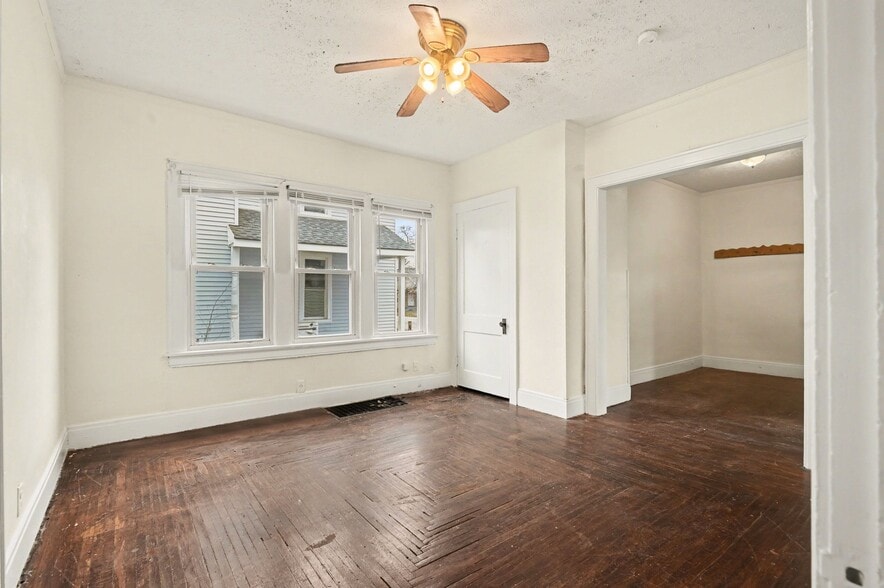 More Photos Of 1830 Woodlawn Ave, Middletown Specialty For Sale