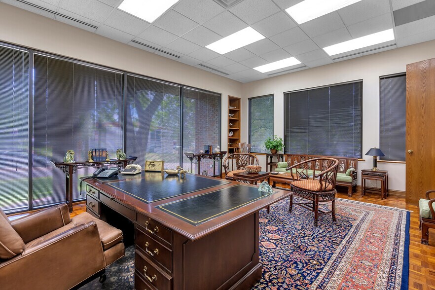 More Photos Of 400 W Houston St, Marshall Office For Sale