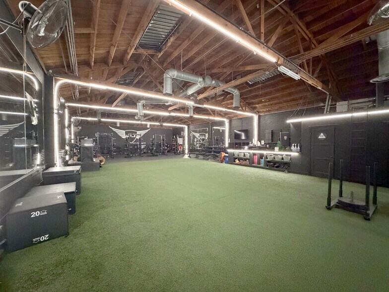 More Photos Of 6610 Lexington Ave, Los Angeles Warehouse For Lease